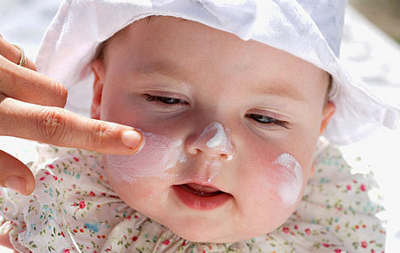 Es recomendable colocar a los bebés cremas con protección solar alta. Foto: web
