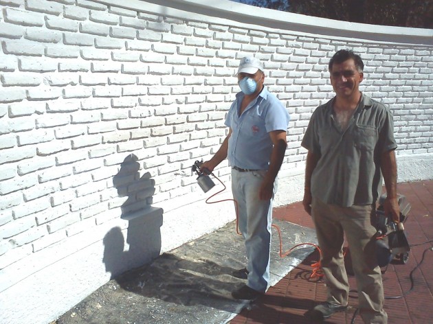 Los beneficiarios pintan y restauran las paredes del predio