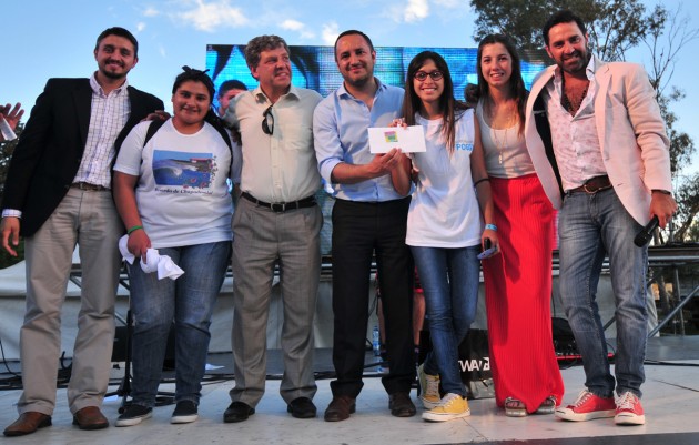 Las chicas de la promo ganadora de la cena junto a los ministros Lastra, Padula y Sosa, y el conductor del evento, Mariano Iúdica.