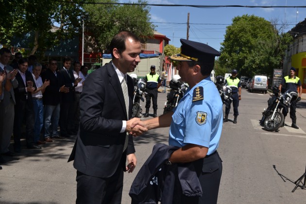 El ministro de Seguridad hace entrega de vestimenta a un efectivo