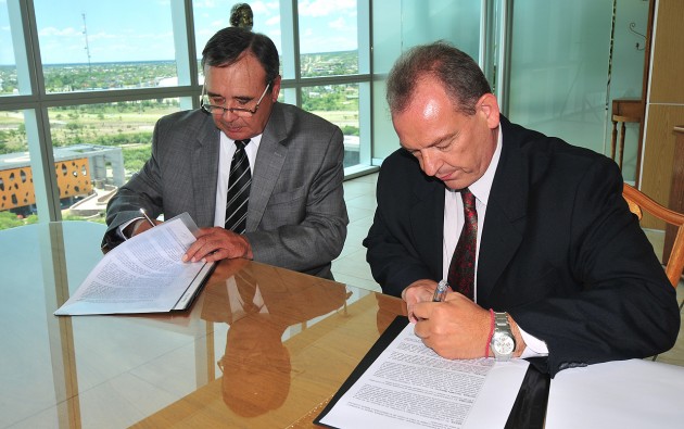 La firma del convenio se llevó a cabo en el despacho de Secretaría General, Legal y Técnica