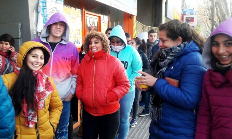 Los chicos se acercaron con alegría para realizar el trámite.