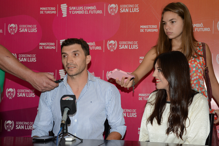 Roberto Perello junto a Florencia Piñeiro en conferencia de prensa.