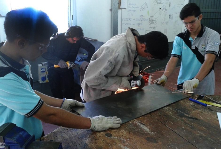 La máquina les permitirá reutilizar plástico dándole múltiples utilidades.