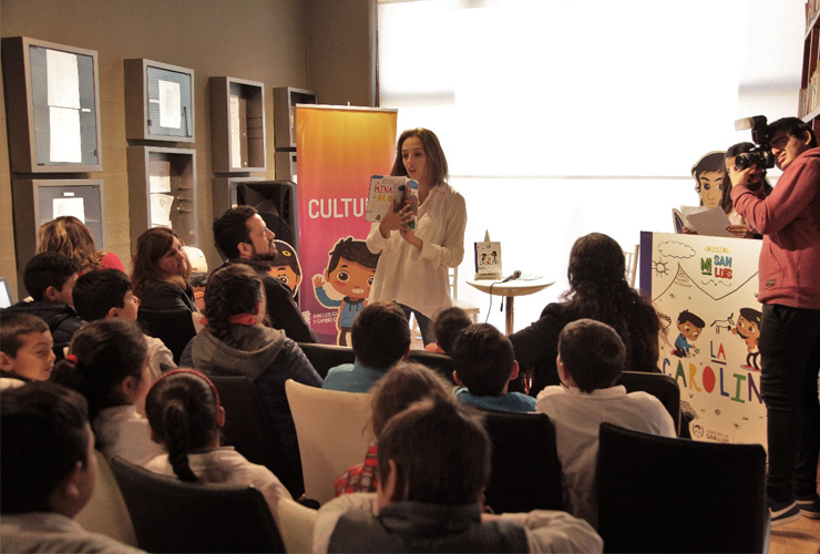 La ministra Spinuzza junto a alumnos, durante una presentación del proyecto educativo.
