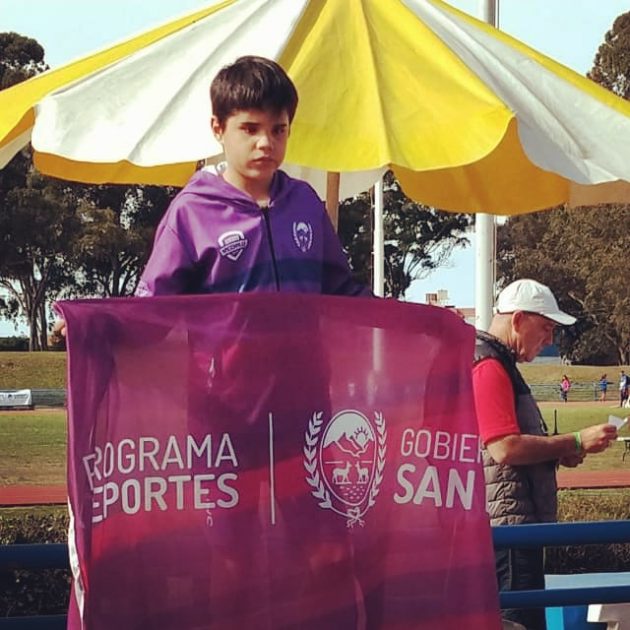 El pequeño Ramiro Salinas ganó el oro en salto en largo para chicos no videntes.
