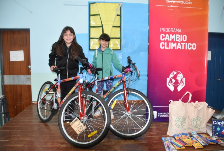 Yazmín Ojeda y Bianca Brandan, compañeras en la EPA Nº 11 “Dr. Carlos Juan Rodríguez”, ciudad de San Luis.