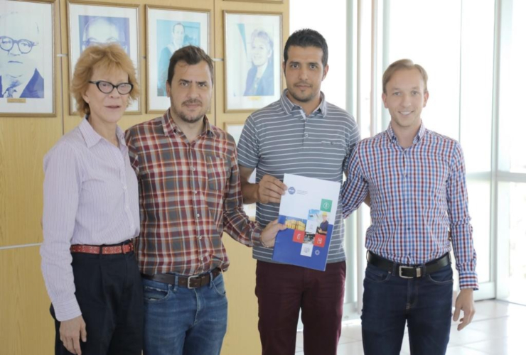 La ministra Alicia Bañuelos junto a los integrantes del equipo de la Mosca de los Frutos.