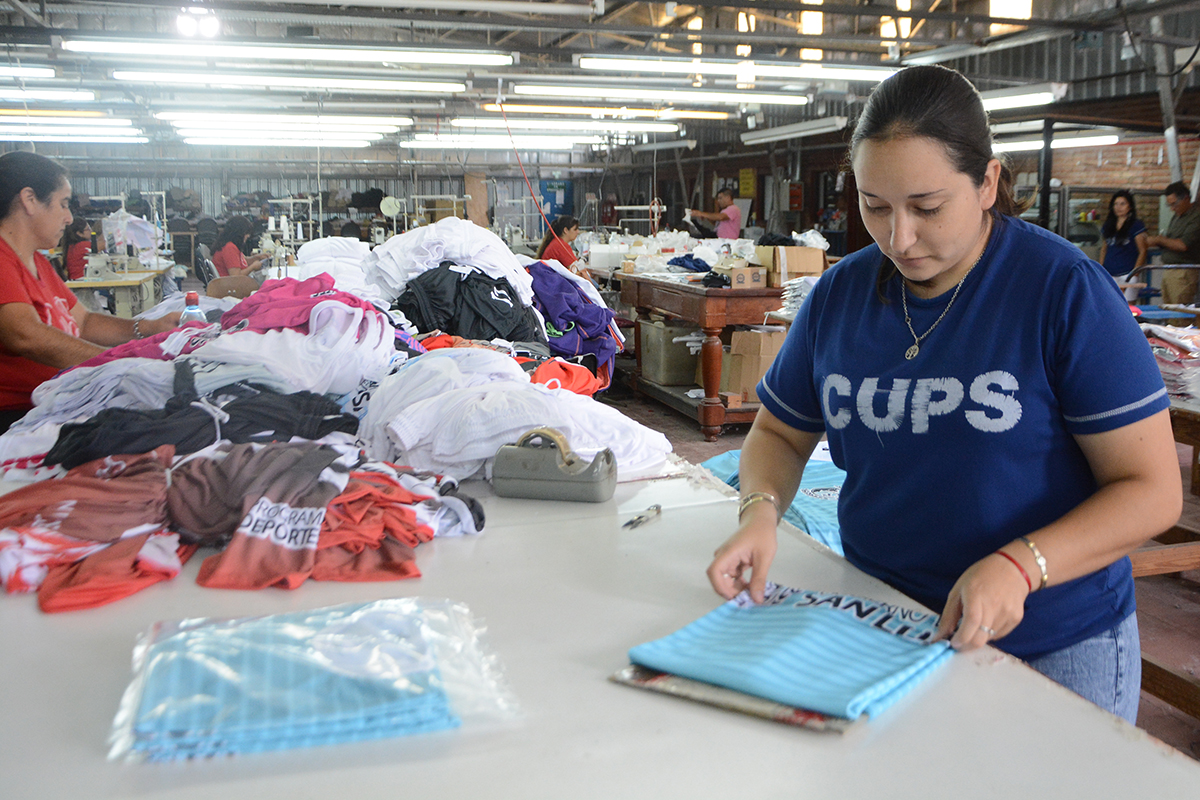 Con apoyo de la Provincia, una textil de Concarán fabricará 6.500 camisetas para todos los clubes de San Luis
