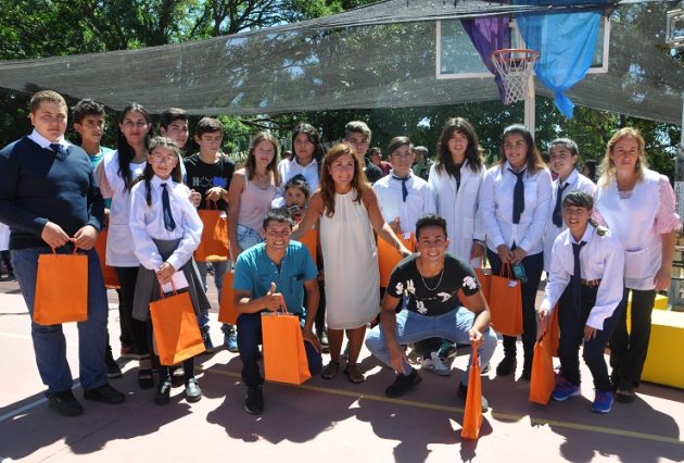 La ministra Paulina Calderón junto a chicas y chicos de los parajes.