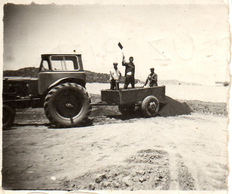 Postales Familiares: un joven obrero sobre un tractor en el dique Cruz de Piedra fue la favorita del concurso fotográfico