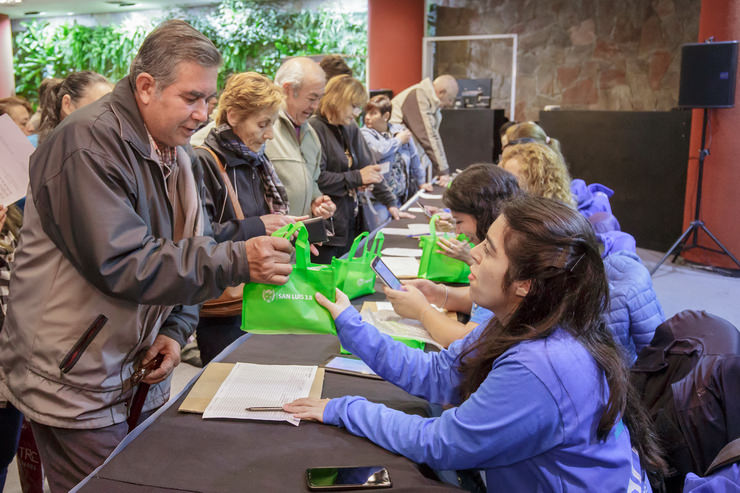 Más de trescientos adultos mayores recibieron sus tabletas en Terrazas