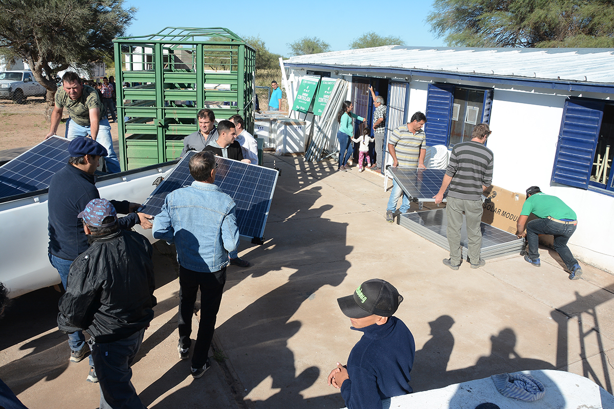 Con heladeras solares y materiales rurales, el Gobierno provincial mejoró la calidad de vida de 26 familias de 6 parajes