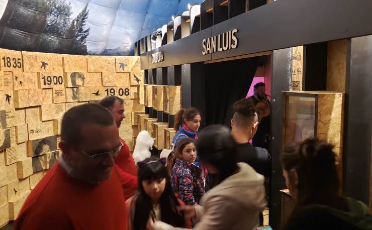 El stand de San Luis se muestra en la Feria del Libro de Merlo