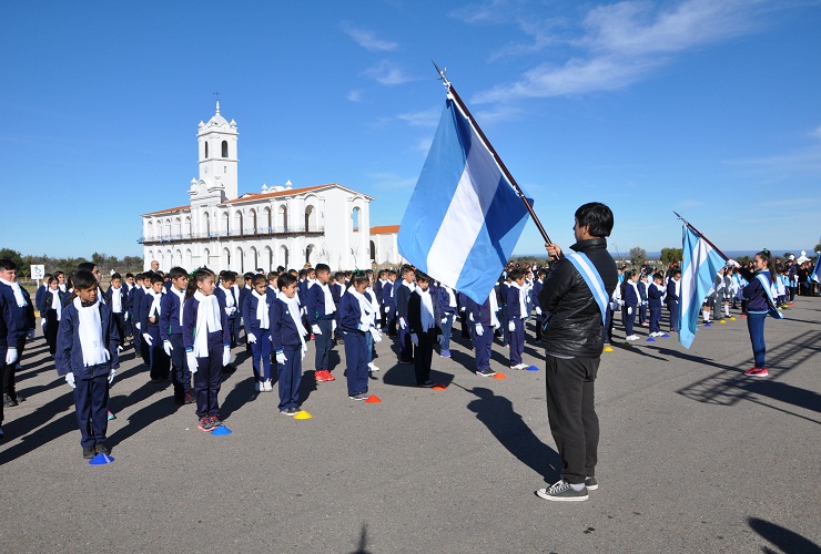 Más de 350 estudiantes de La Punta prometieron lealtad a la Bandera