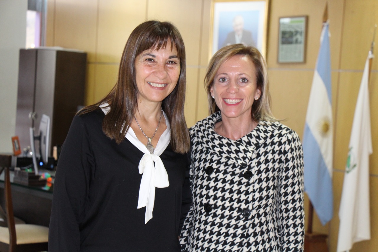 La decana Facultad de Ciencias Médicas, Margarita Mc Michael, con la ministra Sosa Araujo.