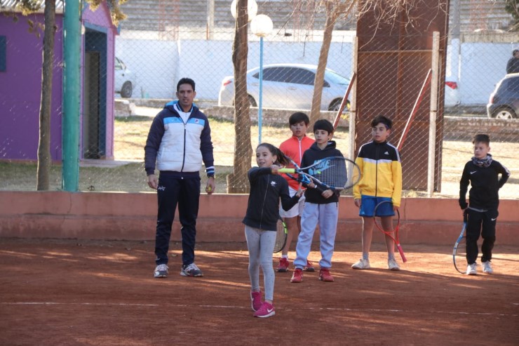 Martín Vassallo Argüello y Florencia Molinero entrenaron a tenistas puntanos en el “Ave Fénix”
