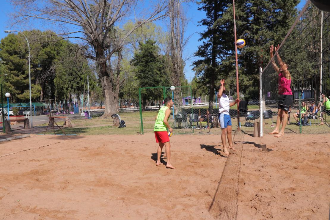 Realizaron un torneo de beach volley en el “Ave Fénix”