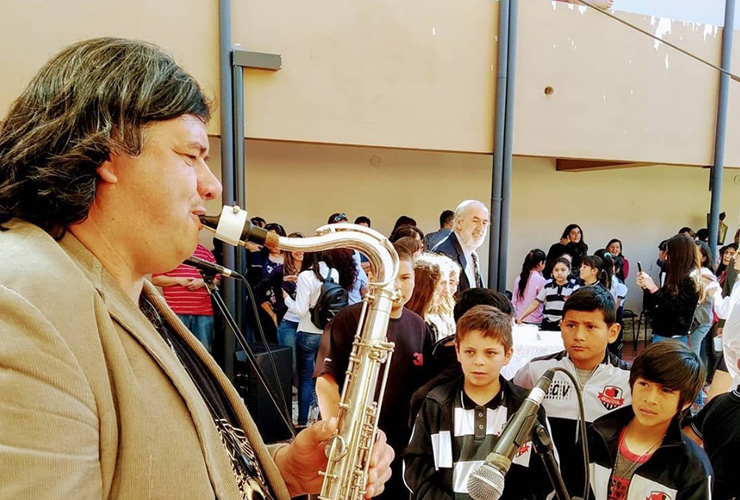 Fabio González, el músico detrás del saxo en la fiesta del MUHSAL