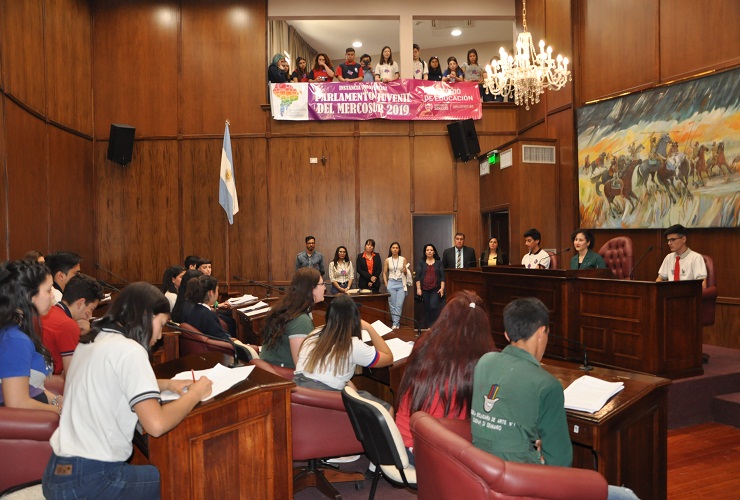 Estudiantes de nivel secundario expusieron sus ideas en la instancia provincial del Parlamento Juvenil del Mercosur