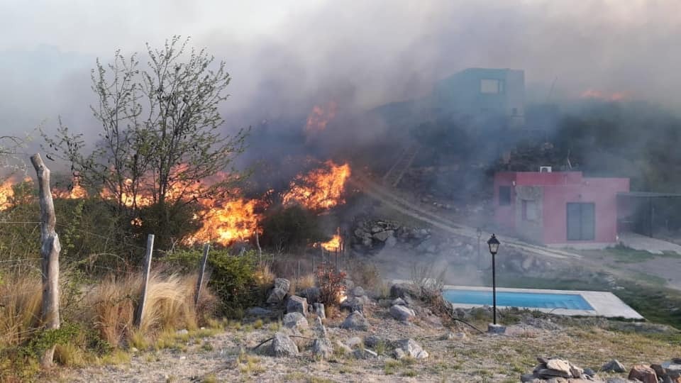 Dotaciones de bomberos y brigadas de San Luis Solidario luchan contra un incendio entre El Volcán y Potrero de los Funes