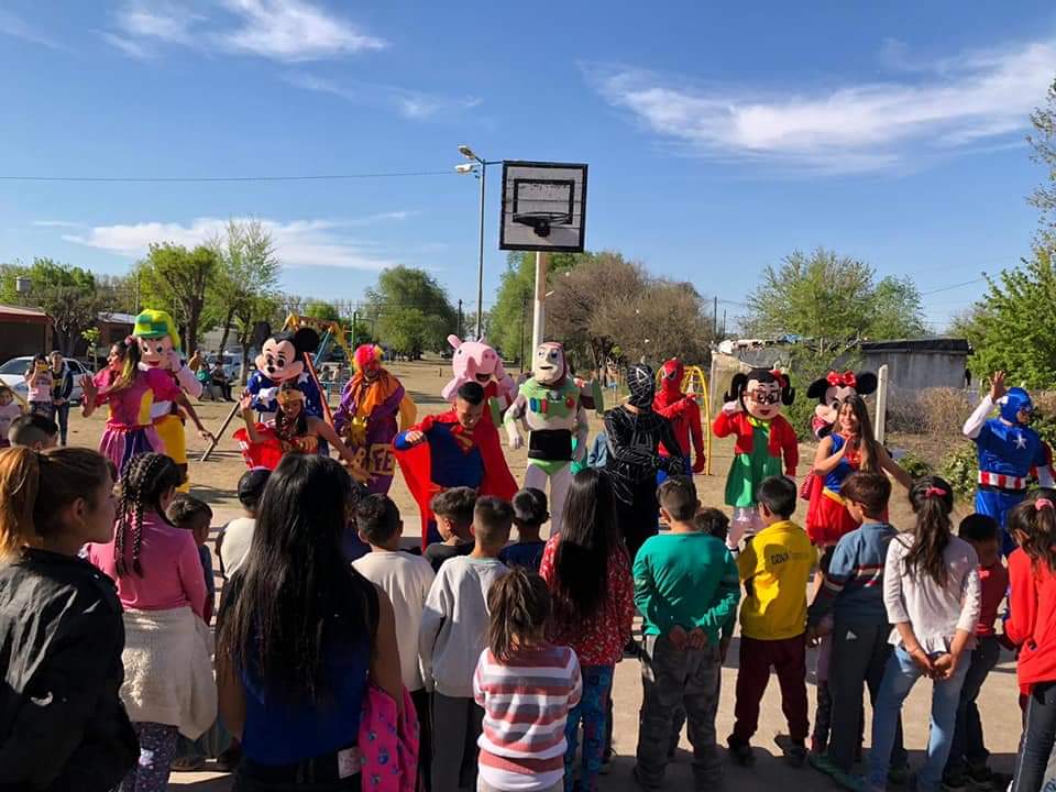 Día de sol, alegría, juegos y “DivertiMóvil” en el barrio “Familia Obrera”