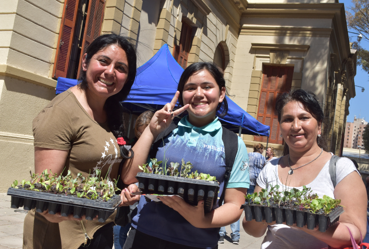 El Plan “Una familia, una huerta” retoma con la entrega de plantines a vecinos de 23 barrios de la ciudad