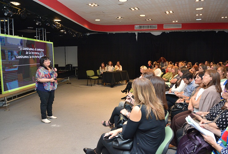 El primero de los 17 encuentros de presentación se realizó en el Salón Blanco de Terrazas del Portezuelo.