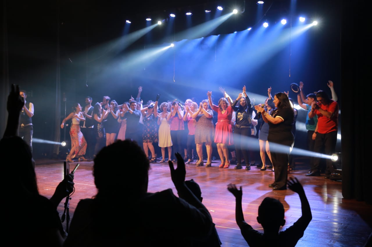 A sala llena debutó “Fama o nada”, el gran espectáculo del Coro ULP