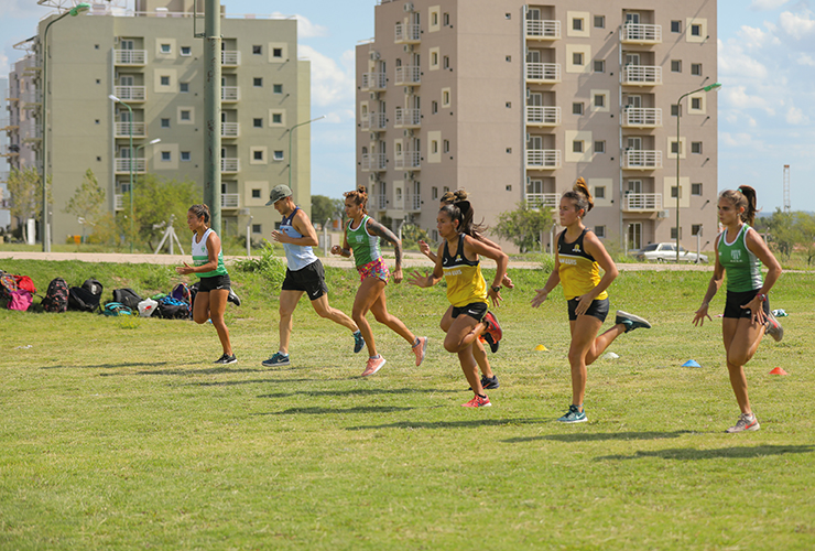 Los atletas del Club Sportivo Estudiantes realizan su pretemporada en el Campus Abierto ULP