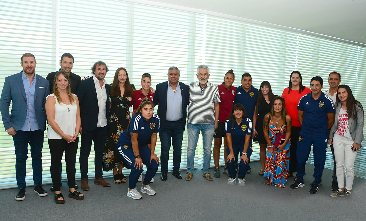 Rodríguez Saá compartió un almuerzo con el presidente de AFA e integrantes de los planteles femeninos de River y Boca