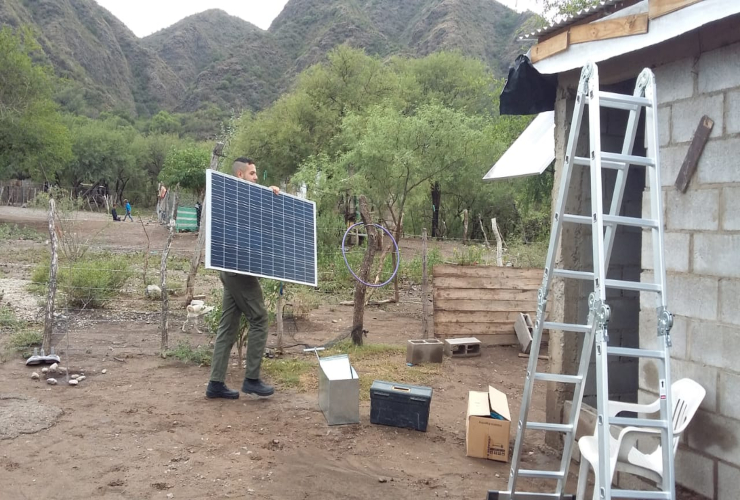 Retomaron la colocación de equipos solares en parajes de difícil acceso
