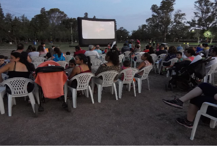 Puntanos y turistas disfrutaron de “Cine en el Parque”