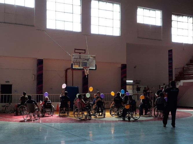 Con más de 250 asistentes se dictó una capacitación de básquet en silla de ruedas