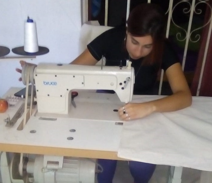Costureras confeccionan ropa blanca para centros de atención de pacientes leves