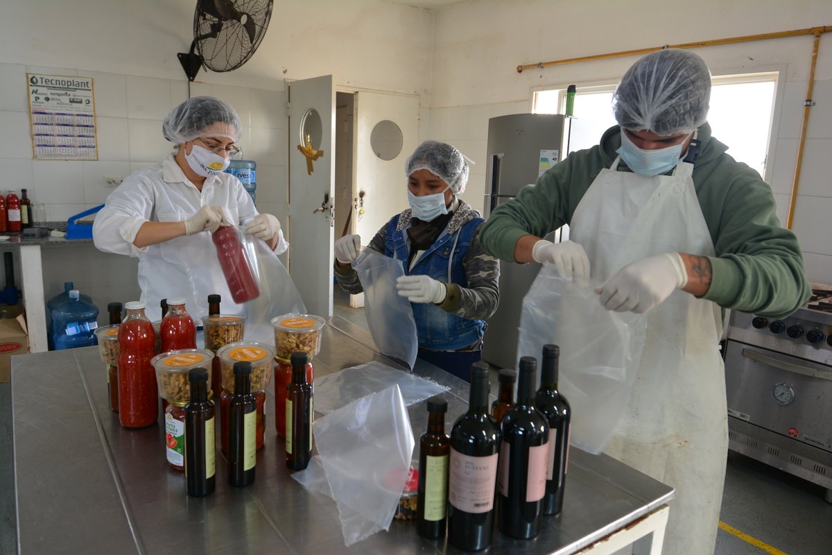 Sol Puntano: cómo trabaja la fábrica donde se arman los combos con productos y conservas