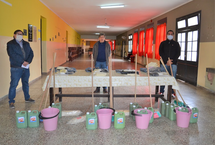 El Ministerio de Educación entregó kits de limpieza en escuelas del departamento Dupuy