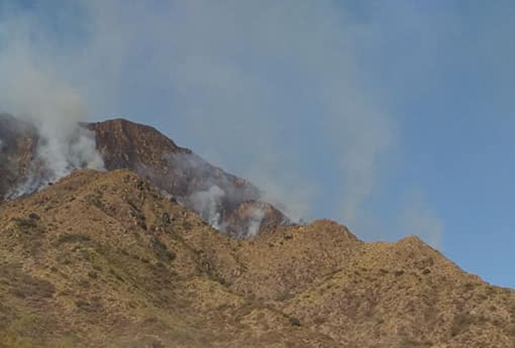Bomberos y brigadistas continúan combatiendo el incendio en las Sierras Centrales