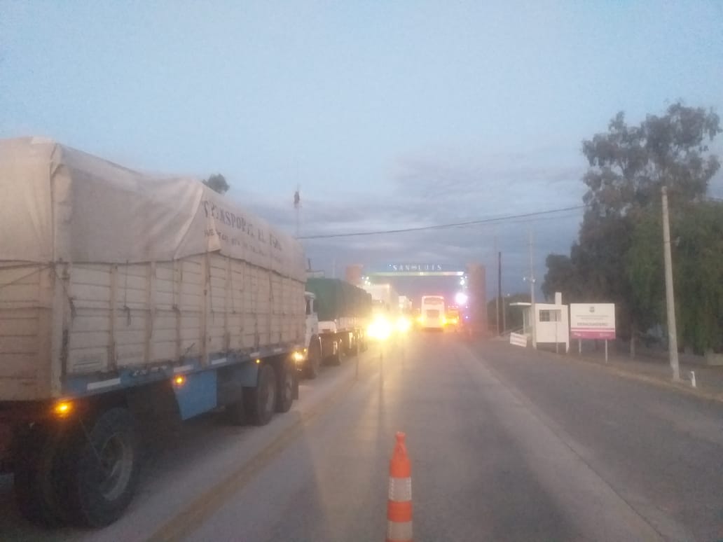Están varados en Desaguadero: el gobierno de Mendoza no permite el paso de los camiones que van a Chile