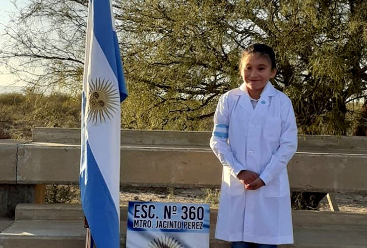Una alumna del paraje Las Lagunitas prometió la bandera ante el presidente de la Nación