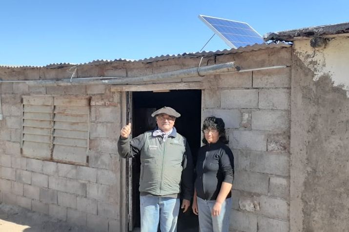 El Gobierno provincial continúa con la entrega de equipos solares fotovoltaicos a familias rurales