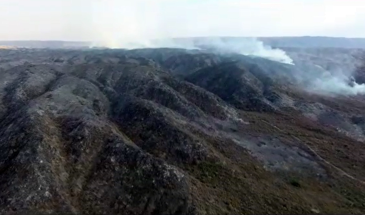 El fuego sigue activo en una zona inaccesible entre la Quebrada de Cautana y Bajo de Véliz