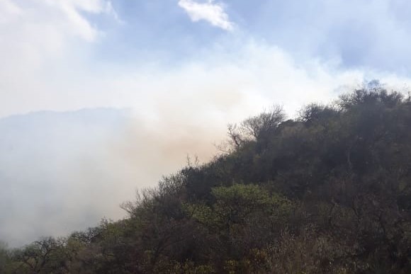 El incendio en Luján se desarrolla en una zona topográfica muy escarpada.
