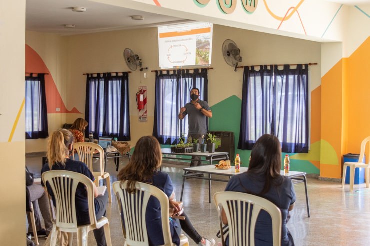 El Ministerio de Producción capacitó en agroecología a docentes de la Escuela “Manuel García Ferré” de La Punta
