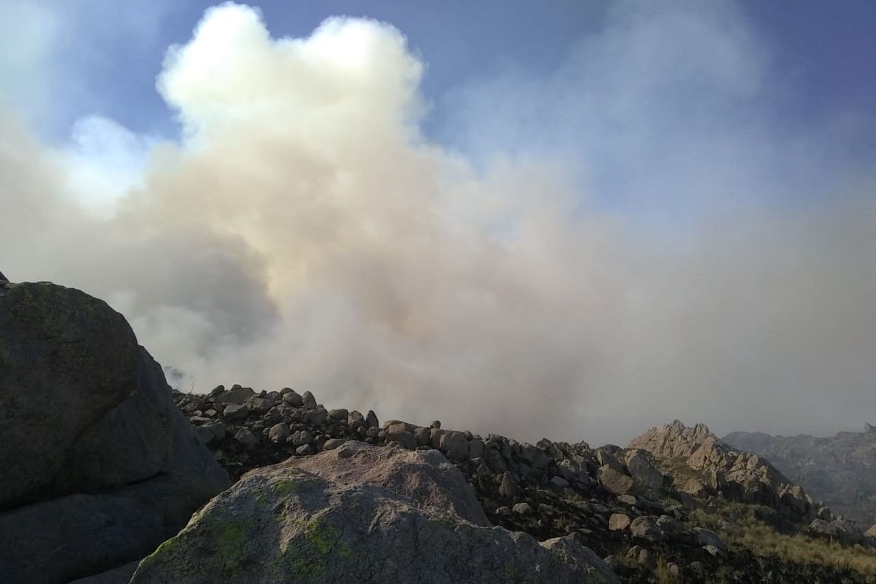 Bomberos combaten dos focos de incendios entre el Valle de Pancanta y Nogolí
