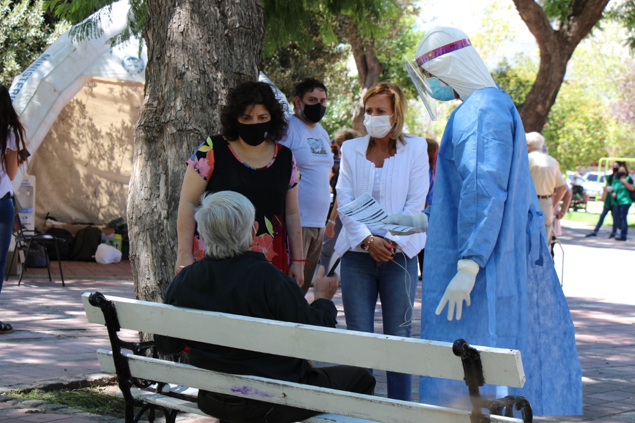 Carla Vizzotti realizó un recorrido por un puesto de hisopado, el Hospital San Luis y el Centro Oncológico