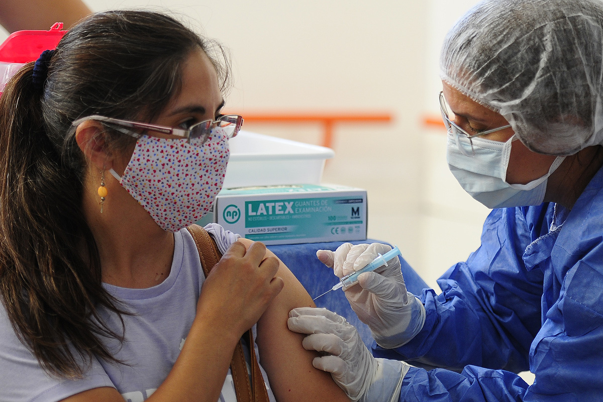Vacunan a más docentes: son 250 los que este viernes fueron inoculados en el hospital San Luis