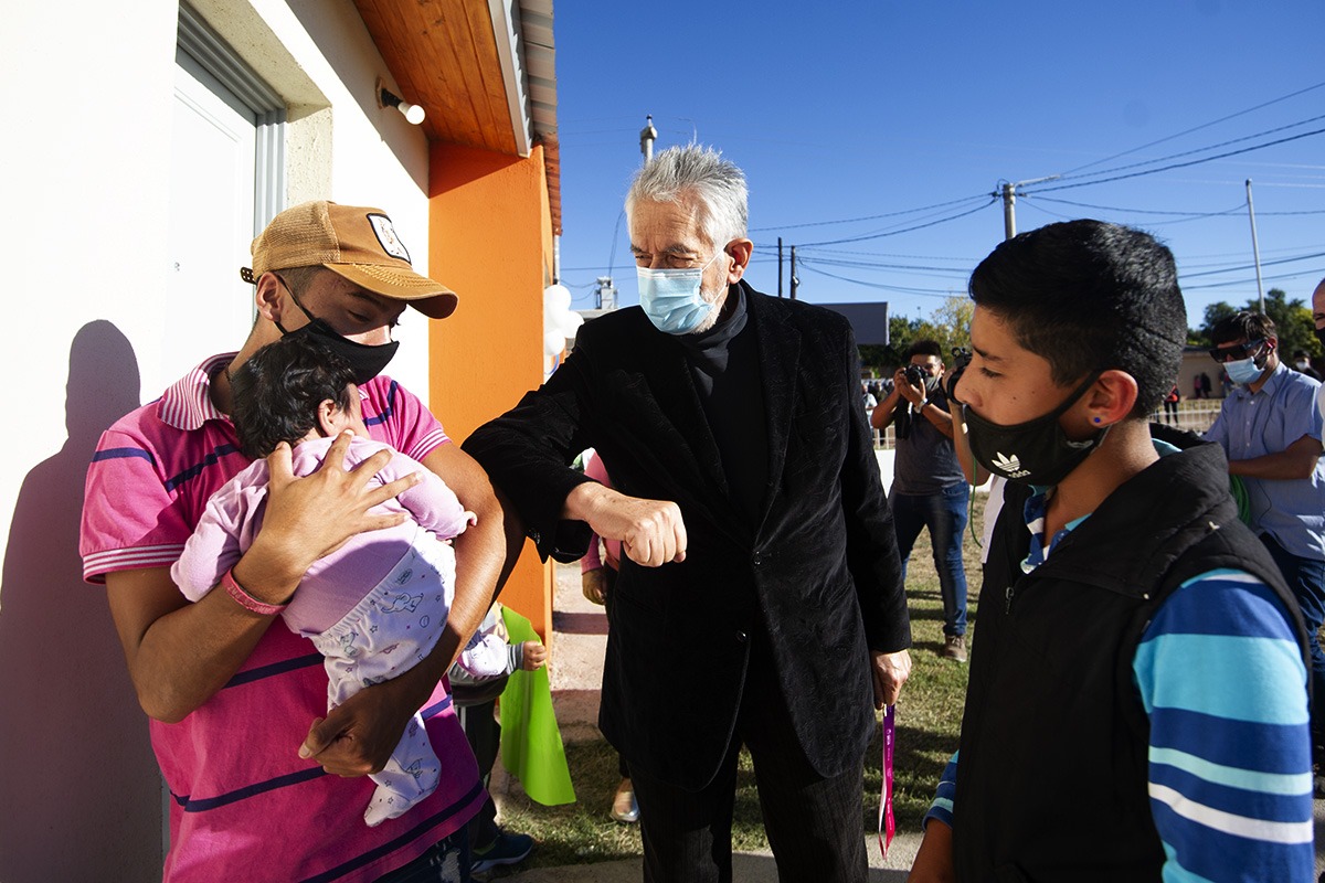 Sueños cumplidos: el gobernador entregó 27 viviendas en Quines