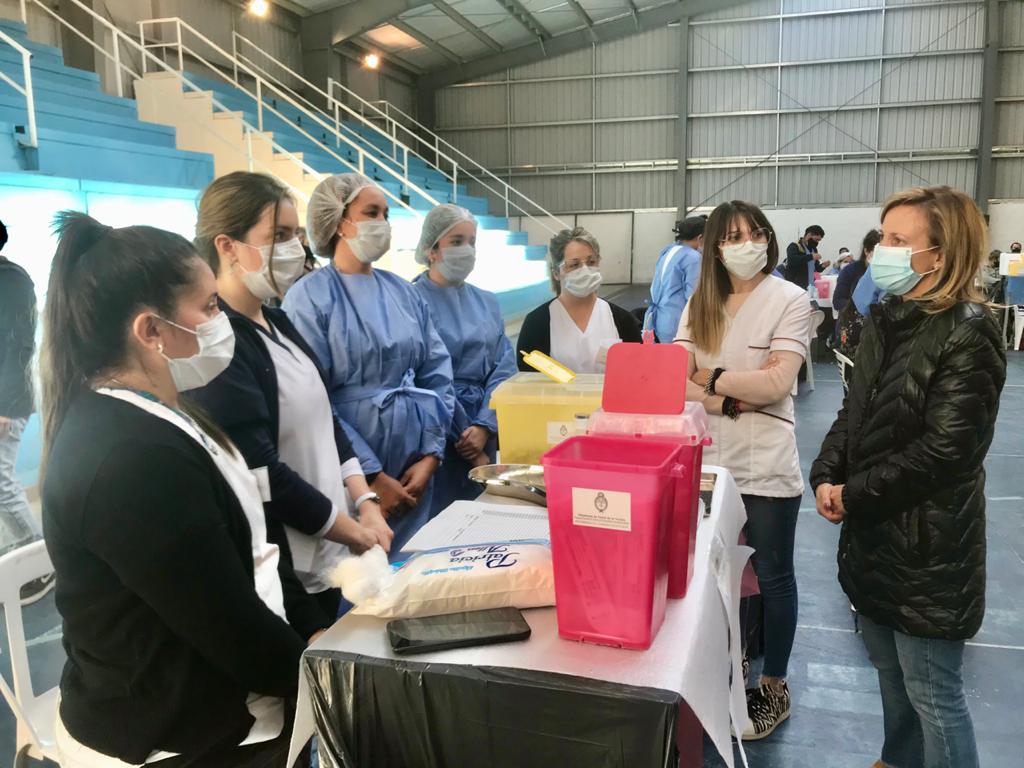 La vacunación contra el COVID-19 continuó este sábado en capital y la ministra Sosa Araujo acompañó a los equipos de Salud