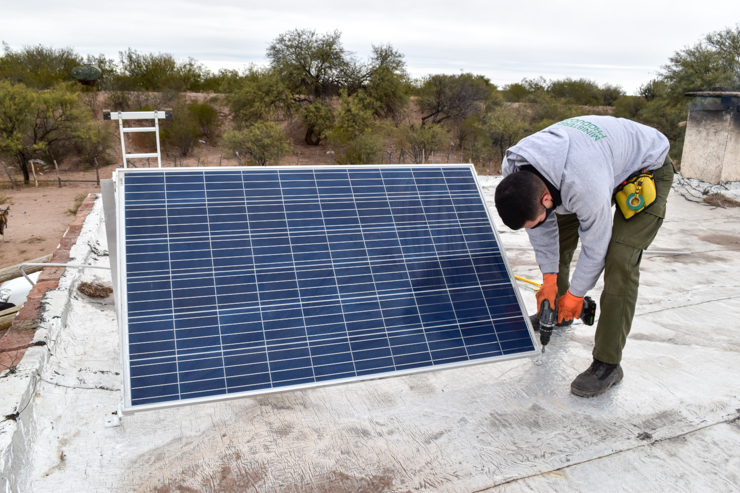 El Gobierno provincial comenzó la instalación de más de 20 equipos solares fotovoltaicos